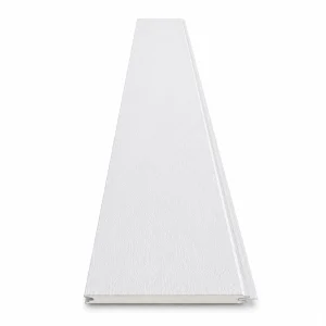 Siding metálico blanco de 290x38 cm instalado en fachada exterior de vivienda