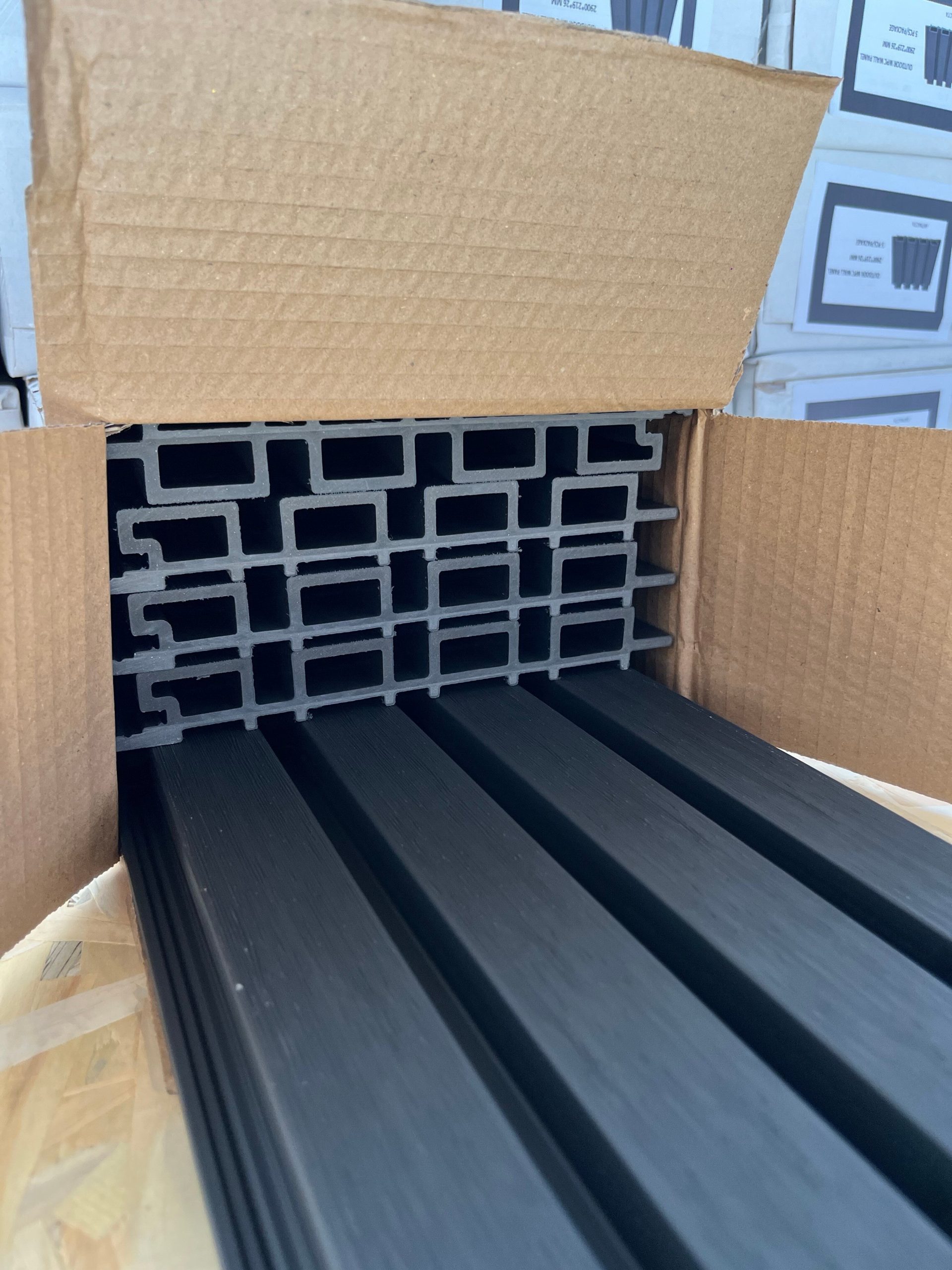 1 (1) Extremos huecos del wall panel exterior WPC antracita dentro de su caja