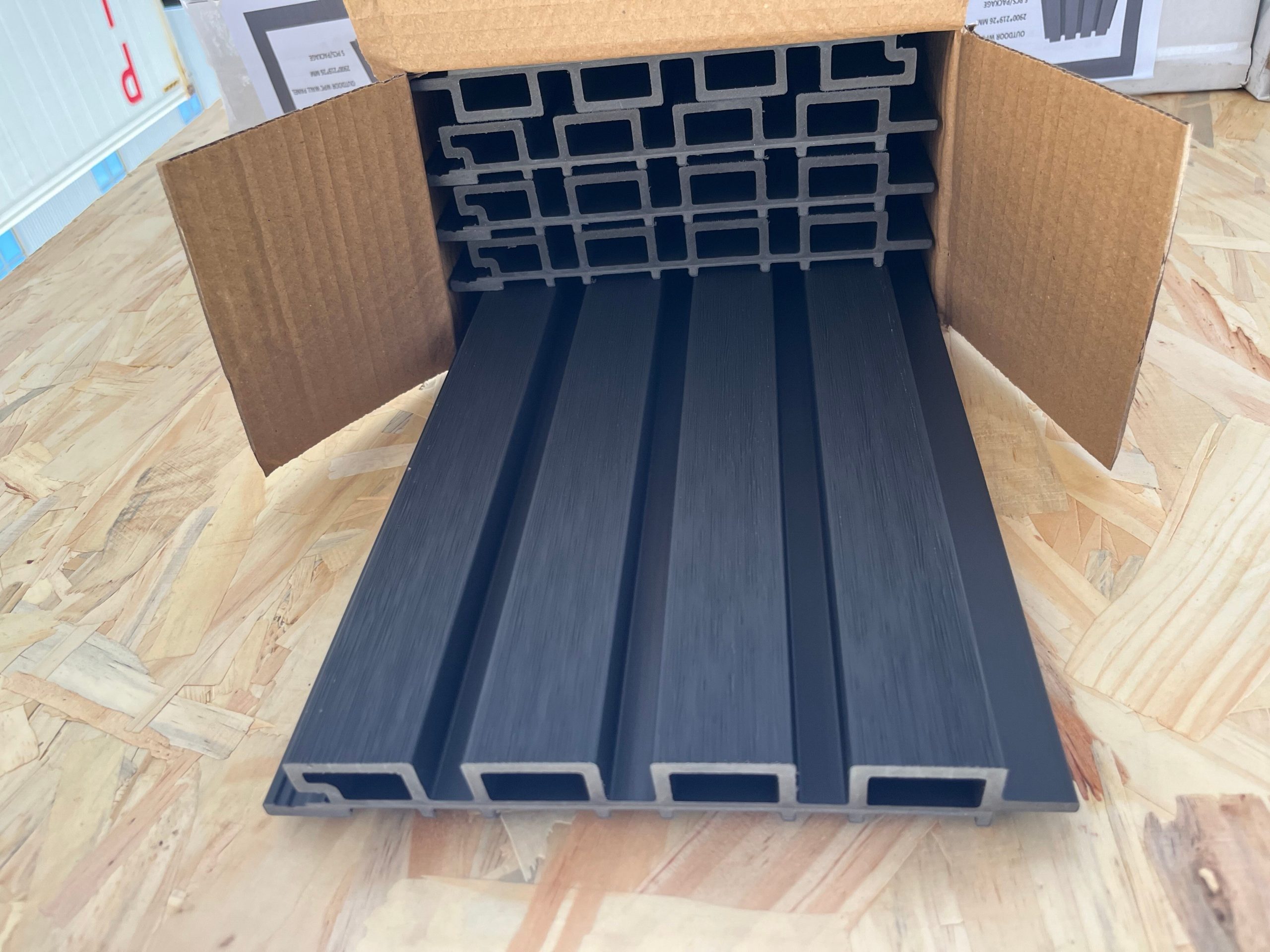 1 (2) Caja abierta de wall panel exterior WPC antracita con una tira afuera