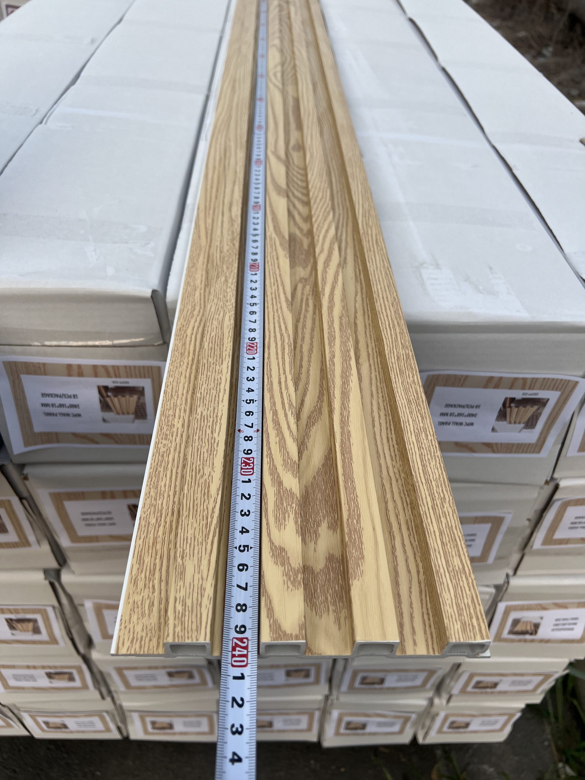 3 Huincha a lo largo del wall panel interior WPC roble natural marcando 2,4 m