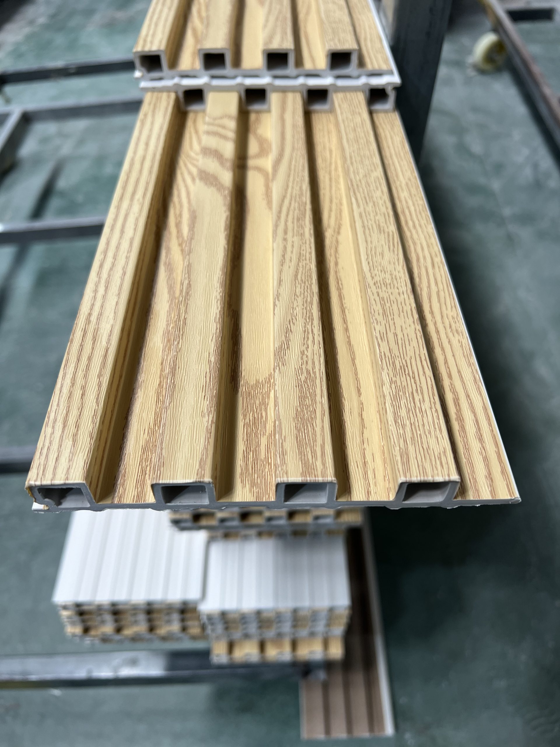 5 Extremo del wall panel interior WPC roble natural con sus cámaras huecas