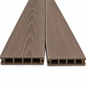 Deck WPC wengué, dos tablas café vistas desde el extremo con su perfil hueco