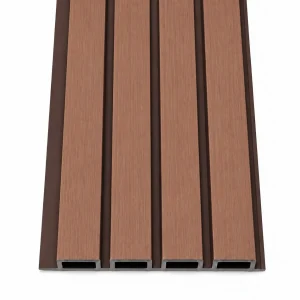 Wall panel exterior WPC teca, tira de cuatro nervios en tono teca sobre base café