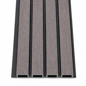 Wall panel exterior WPC wengué, tira de cuatro nervios café grisáceo sobre base negra