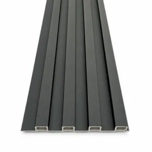 Wall panel interior WPC negro mate, tira ranurada vista desde el extremo del perfil hueco