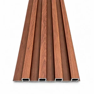 Wall panel interior WPC nogal, tira ranurada en tono madera rojiza vista de frente
