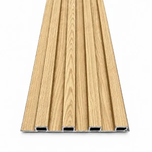 Wall panel interior WPC roble natural, tira ranurada en tono madera claro con veta marcada