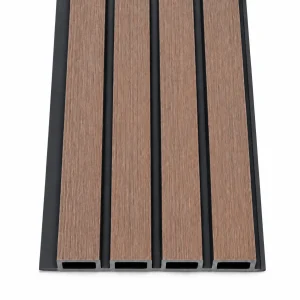 Wall panel exterior WPC wengué de cuatro nervios café cálido con canales negros sobre fondo blanco